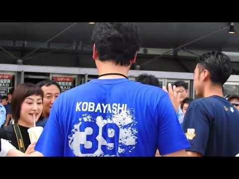 2017.08.20/京セラ/オリックスvs千葉ロッテ/19回戦/トーク終わりにファンに囲まれる小林慶祐投手