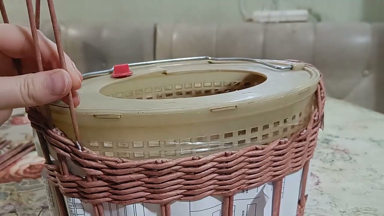 Плетёная корзина с элементами вышивки.