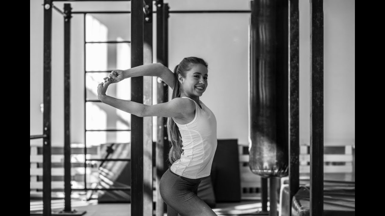 Руку выворачивает