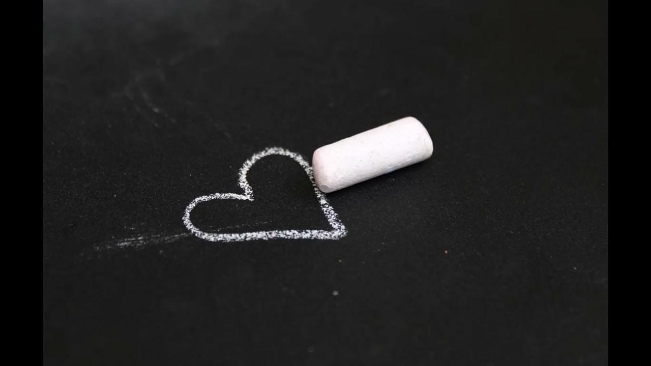 Upcycling broken. Мелок для сердца. Сердце краской на асфальте. Нарисованное сердечко мелком. Мелок для сердца.