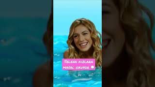 Selena Kızlara Masal Okuyor