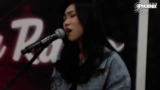 ISYANA MERINDING NYANYIIN LAGU LEMBARAN BUKU (LIVE ON RADIO)