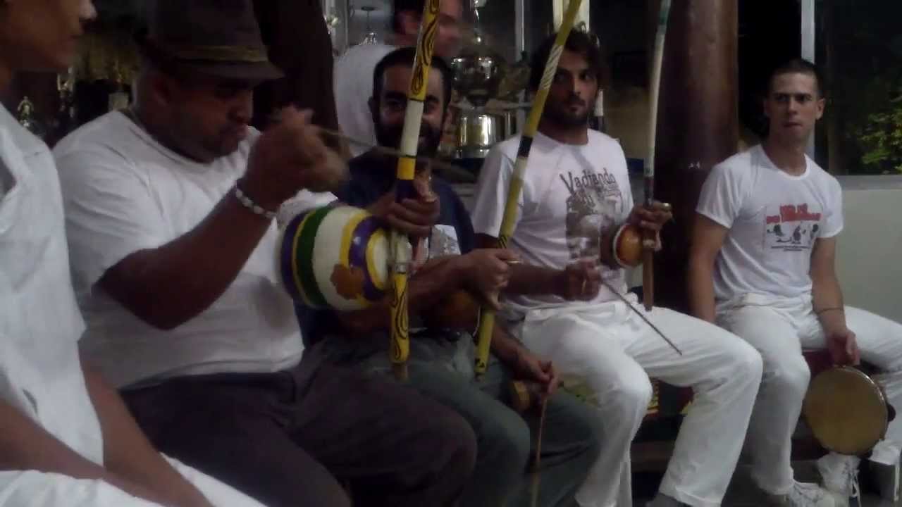 Associação de Capoeira Angola Mestre Marrom e Alunos - parte 6 - encerramento ano 2013 feliz !