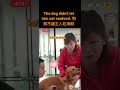 狗狗不讓主人吃海鮮 。狗狗影片 黃金獵犬 —The dog didn’t let him eat seafood.