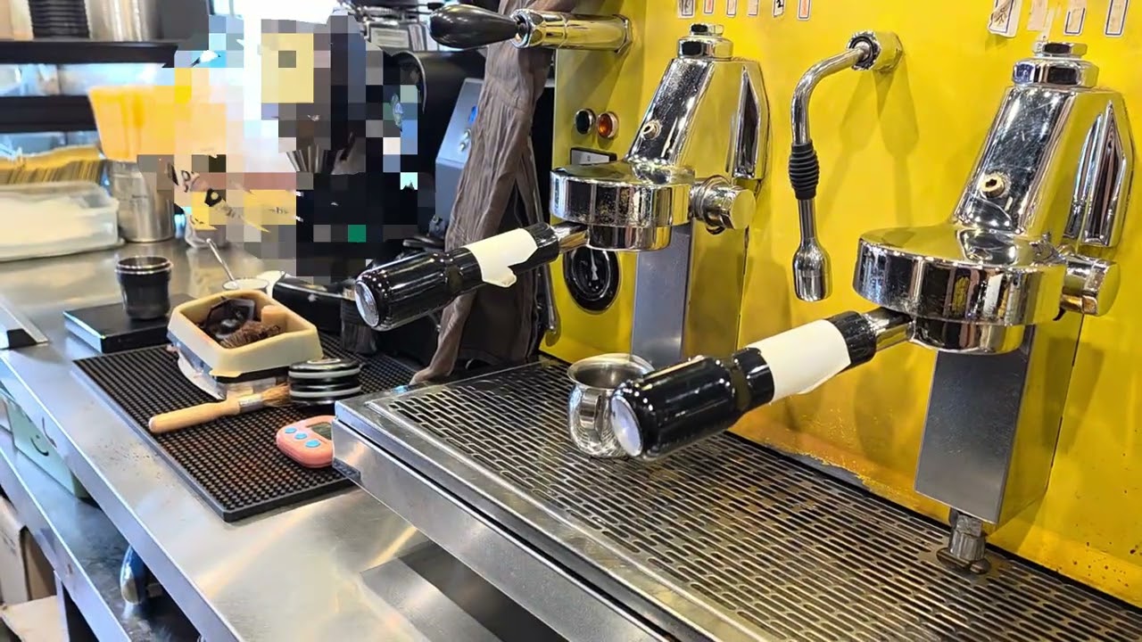 간만에 추출영상으로 업로드 합니다~ 아직도 초심을 잃지 않고 커피맛을 위해 최선을 다하고 있습니다!