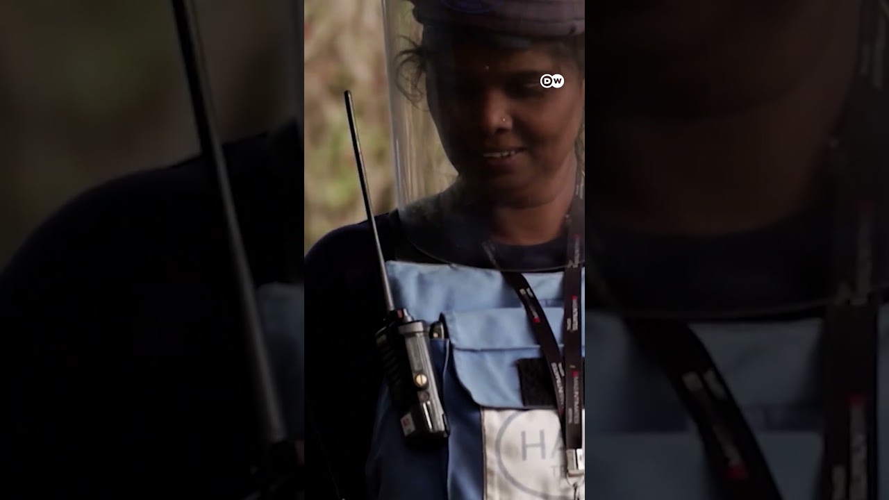 श्रीलंका की ये महिलाएं बम ढूंढने का काम करती हैं  [These women of Sri Lanka work to find bombs]