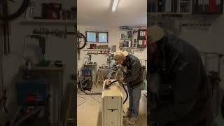 Gefräste Oberfläche Schleifen mit Exzenterschleifer vor dem Verleimen.