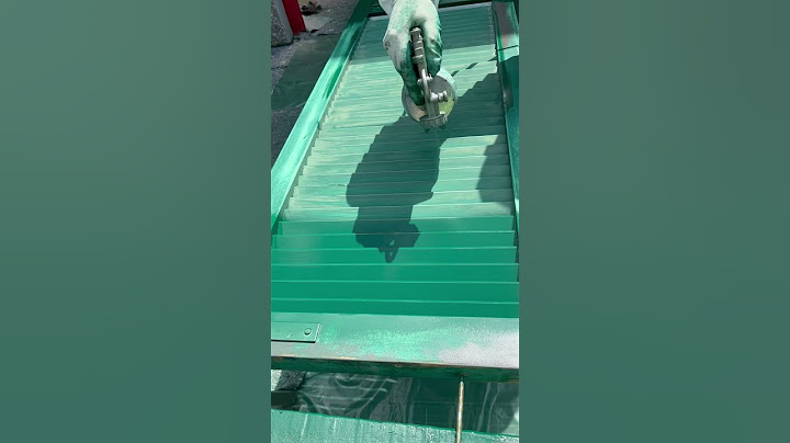 Ripristino verniciatura su manufatti in legno con sistema a spruzzo.