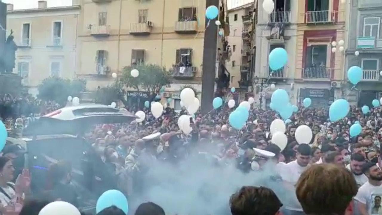 Ucciso al luna park, in migliaia ai funerali di Giovanni. L'arcivescovo: 