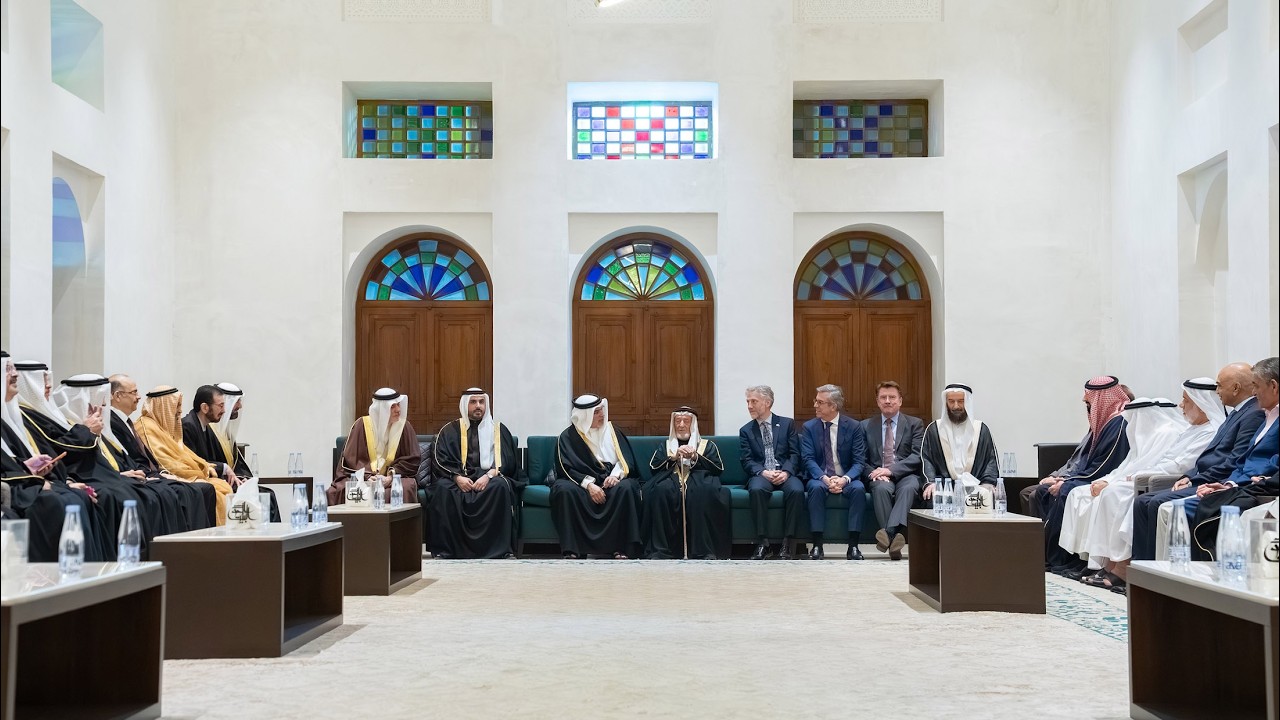 سمو ولي العهد رئيس مجلس الوزراء خلال زيارته عدداً من المجالس الرمضانية