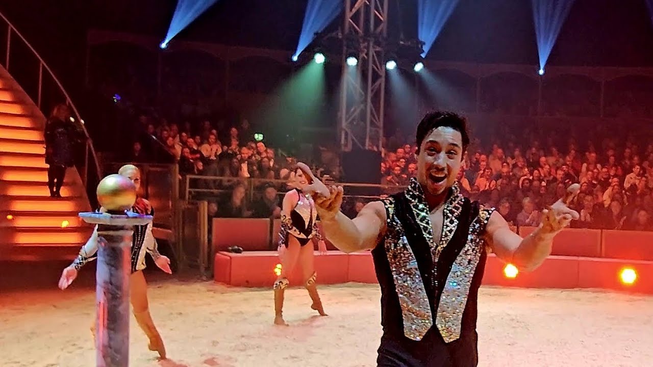 René und Merrylu Casselly & Quincy Azzario - Pas de Trois zu Pferd - Weihnachtscircus Heilbronn 2023