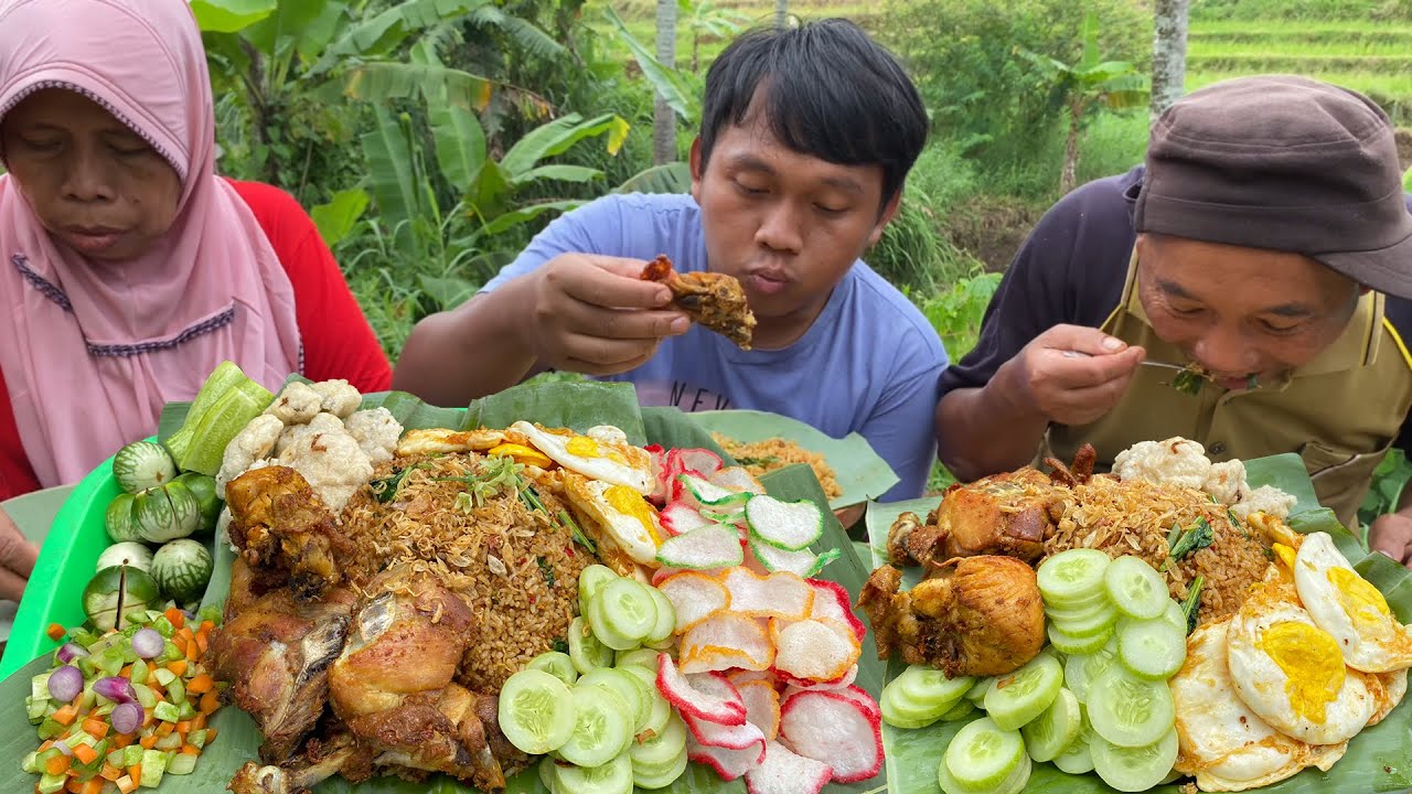 NASI GORENG PORSI KULI DENGAN AYAM GORENG, TELUR CEPLOK, ACAR, CIRENG DAN KERUPUK