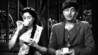 Raj Kapoor Proposes To Nargis On Street - Shree 420 Most Viewed Scenes
