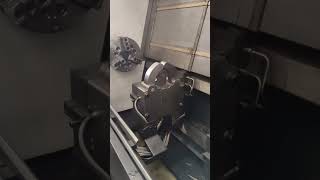 Auto-centering clamping device