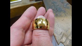 【お守り指輪】純金リング 幅広い平甲丸 (幅13mm×厚み3mm) 光沢の鎚目が美しい