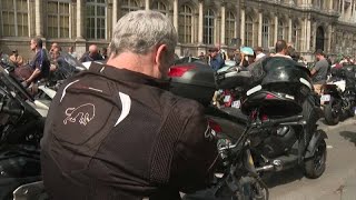 Paris : des centaines de motocyclistes manifestent contre le stationnement payant