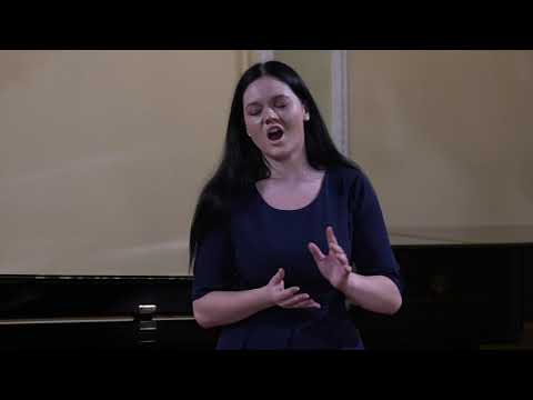 Video: Belinda Pirmo Reizi Dziedās Selēnas Dziesmu