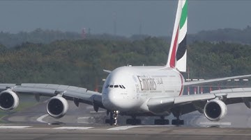 Airbus A380 almost loses control after crosswind landing