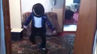 мальчик танцует майкл джексон