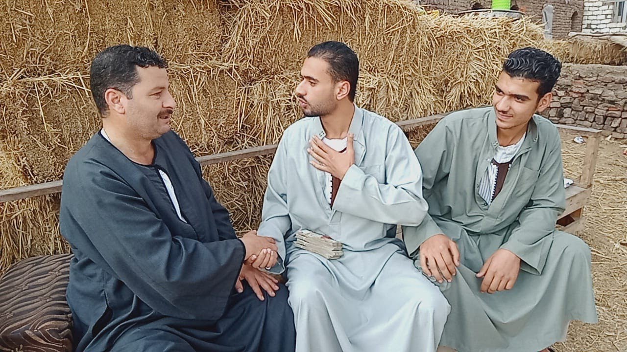 الشاب الفصيح يبدع ويتألق اثناء التفاوض علي احلي بقرتين ولدين بقرتين حكايه وصمم ياخدهم