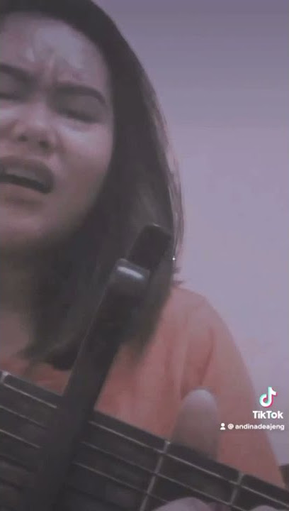Story' WAtsApp main gitar cewe cantik suaranya bikin adem