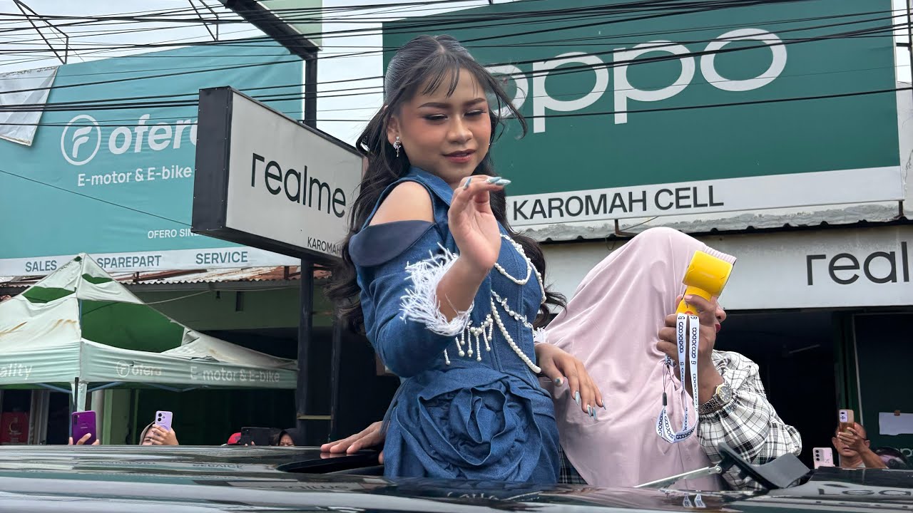 Antusias masyarakat luar biasa menyambut dede april datang menuju lapangan konser