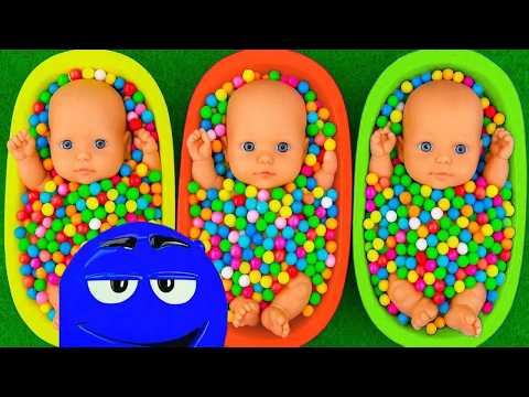 Sorting Colorful Candy with Baby Dolls — Satisfying Color Play