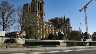 Un an après l'incendie de Notre-Dame de Paris, le Vendredi saint célébré dans une cathédrale déserte