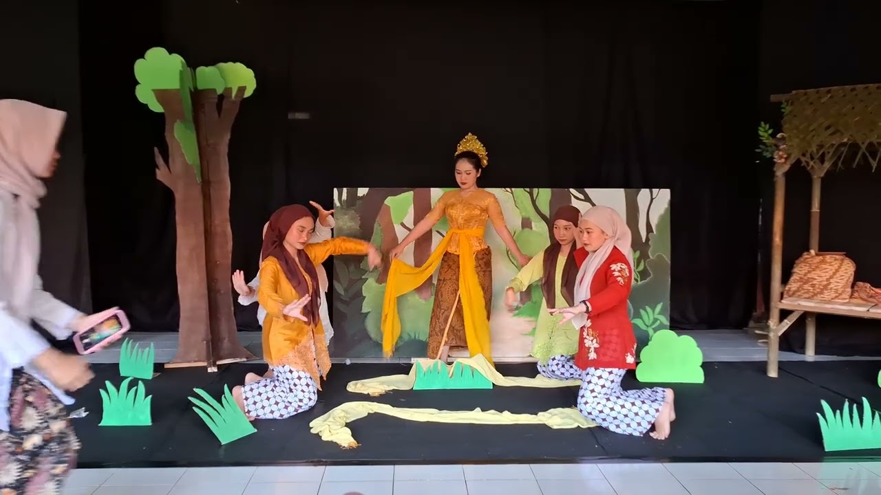 PENAMPILAN PRAKTEK DRAMA SASAKALA TANGKUBAN PARAHU - XII MIPA 1 SMAN 1 RANCAH