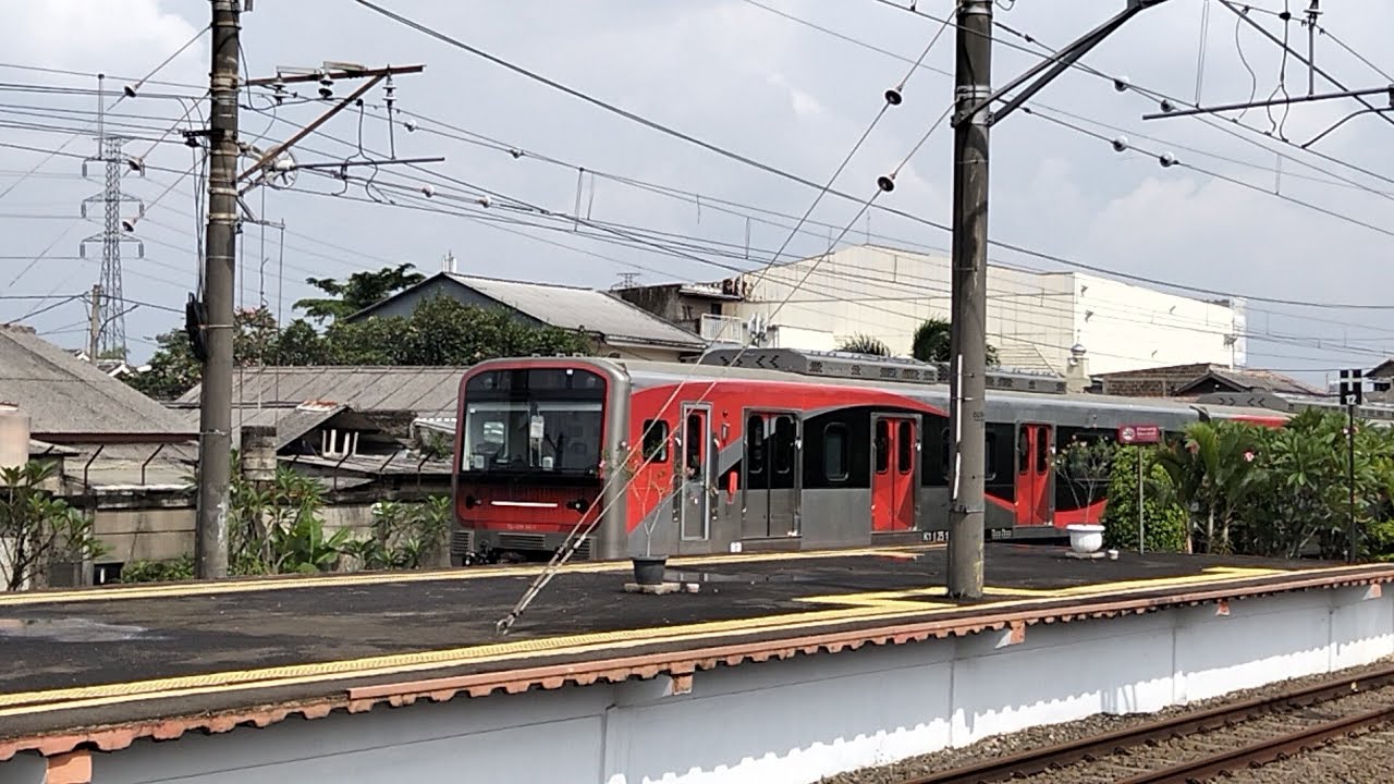 Ternyata ini wajah KRL baru buatan Indonesia | Lalu lintas KRL di jalur red line