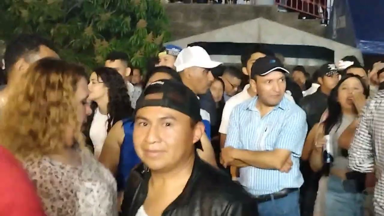 El  acordeonista de Gallitos paceños la presentación con Grupo Norteño R2 🎥