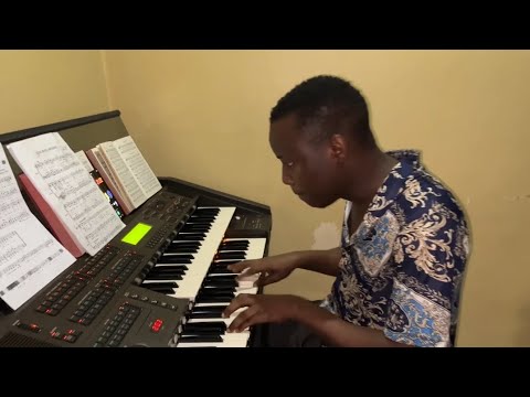 Mpiga Kinanda Deogracious Ngereza Akicheza Vizuri Harmon Ya Mashairi Ya Wimbo Wa Roho Mfariji