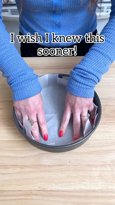 How to line a round cake pan with parchment paper! #baking  #homemade #kitchentips #bakery #cake