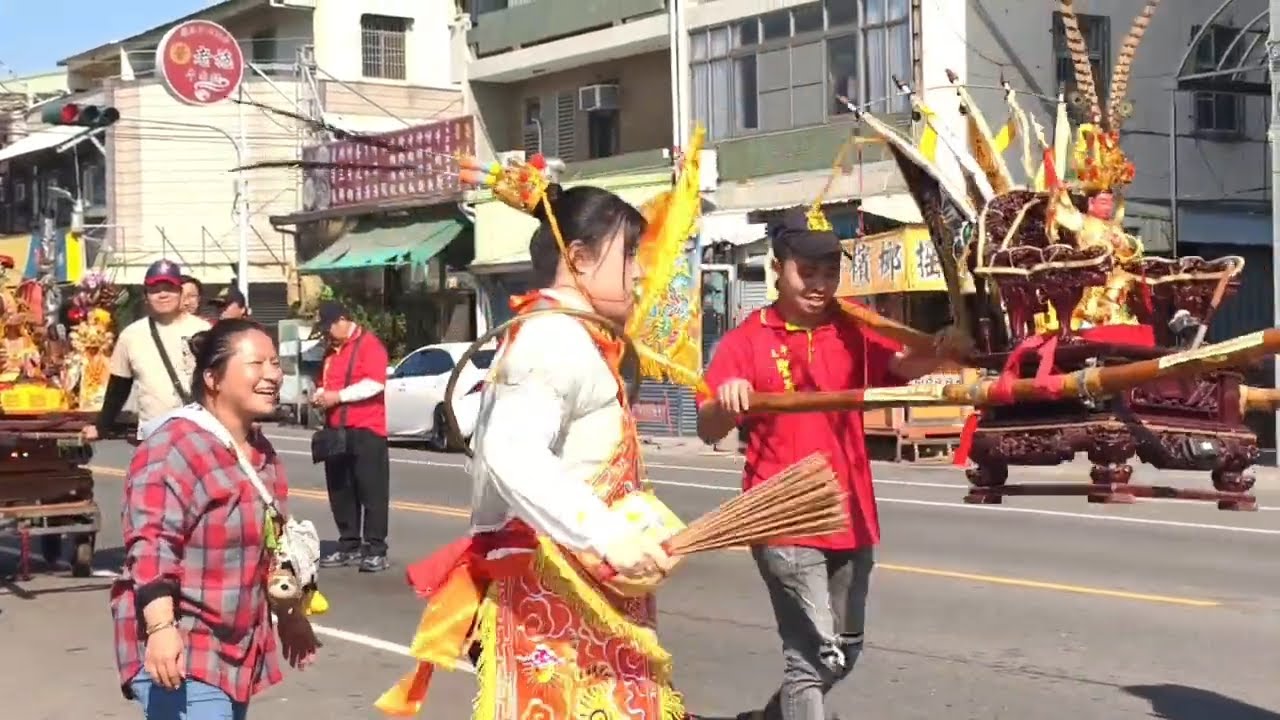 阿婆太子/吃奶嘴/耍火尖槍/喝多多/發糖果｜太子女乩揮香要神轎晃動 