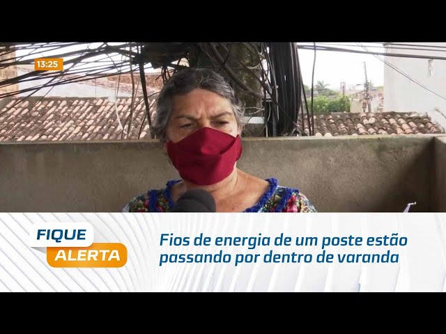 Fios de energia de um poste estão passando por dentro de varanda de casa na Santa Lúcia