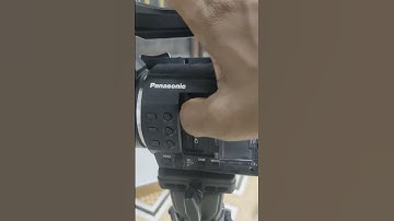 Hoe plaats ik een SD-geheugenkaart in een videocamera van de Panasonic PV100?