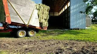 Bale wagon unloading