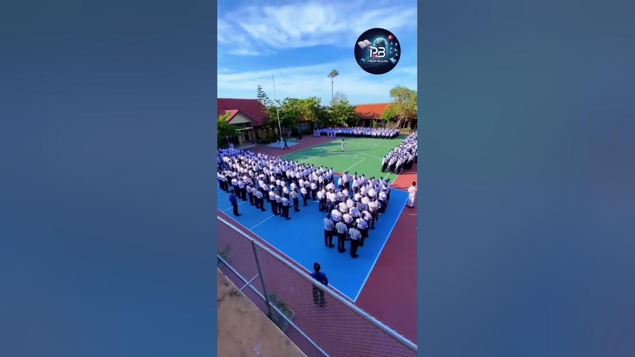 Upacara Kenaikan Bendera Merah Putih di iringi lagu kebangsaan Indonesia Raya