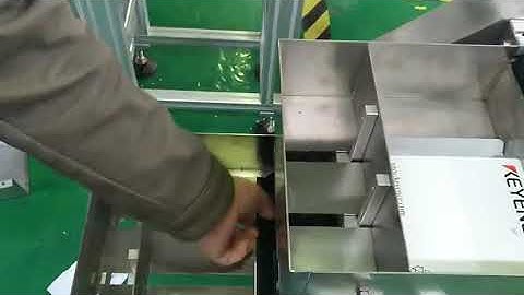 Nike hangtag labeling machine from SKILT Mona
