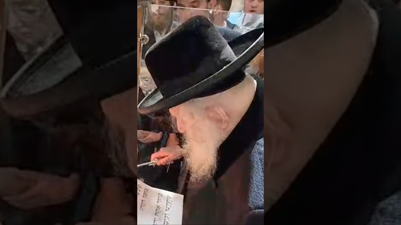 כ"ק גאב"ד ירושלים הגר'מ שטרנבוך בהדלקת נר ראשון של חנוכה