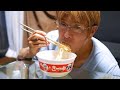 いい歳してバイトを5日でバックレたオッサンがカメラ目線で赤いきつねを食うだけの動画