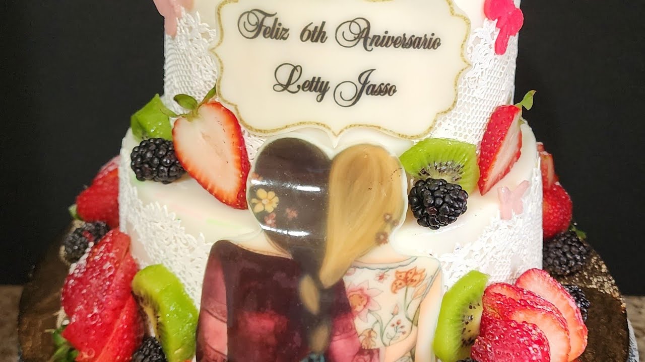 Gelatina Gourmet de 3 quesos y rellena de fresas con crema