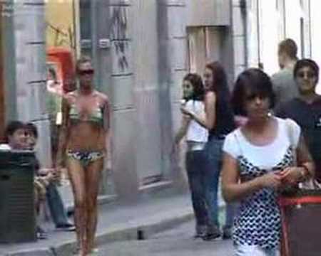 bellissima ragazza in costume da bagno a milano youtube