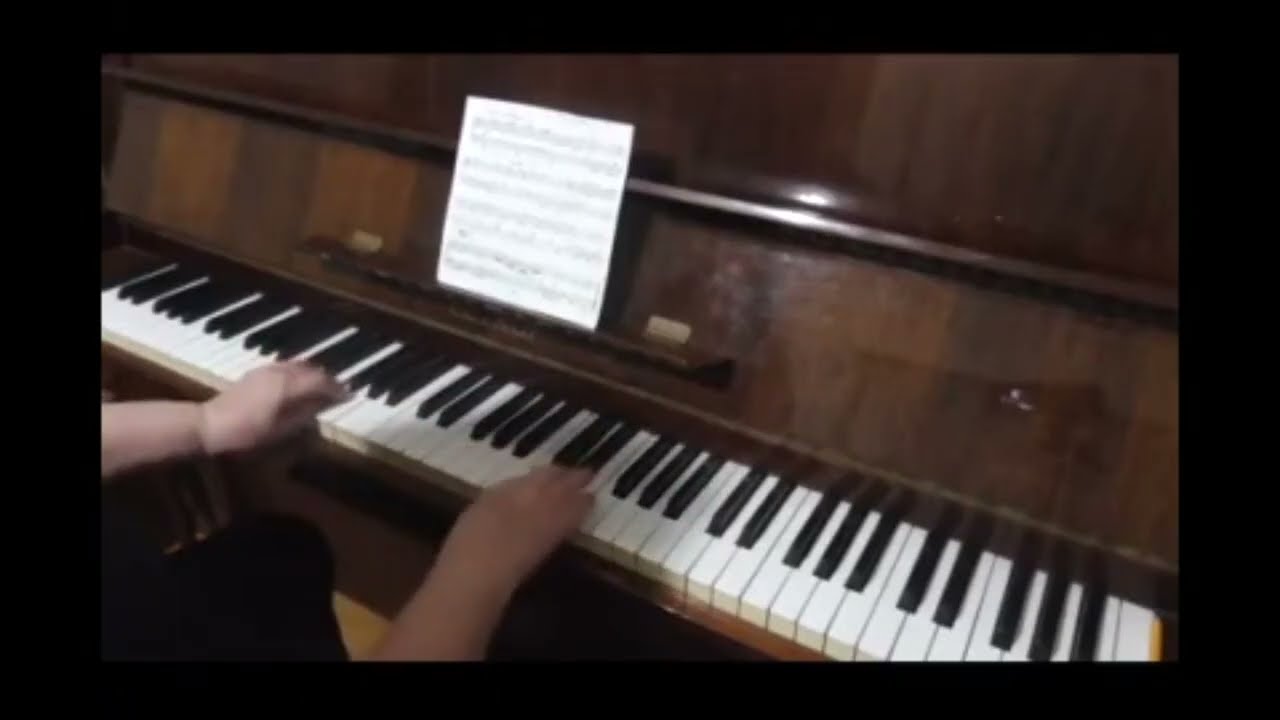 Слушаем на ф-но :Бах  Менуэт Соль маж,Маленькая прелюдия,Прелюдия До маж