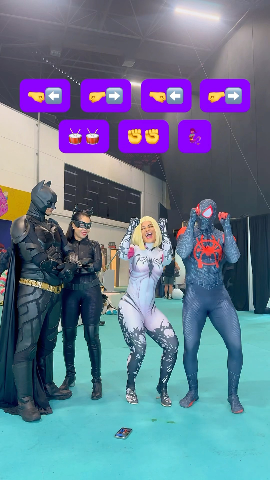 Será que Batman e Mulher Gato gostaram da nossa dança? ?? @ApolloSant #dance #tutorial