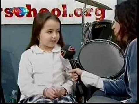 7 Nisan 2007'de TRT-INT'te yayinlanan "yeni ufuklar" programinda yer alan Long Island Amity Shool'un muzik dersinde, New York - Long Island' da yasayan turk cocuklarinin, turk populer muzige olan ilgileri ve enstruman calmaya olan ilgileri gozlenmektedir.