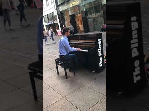 عازف بيانو في شوارع المانيا مدينة دورتموند