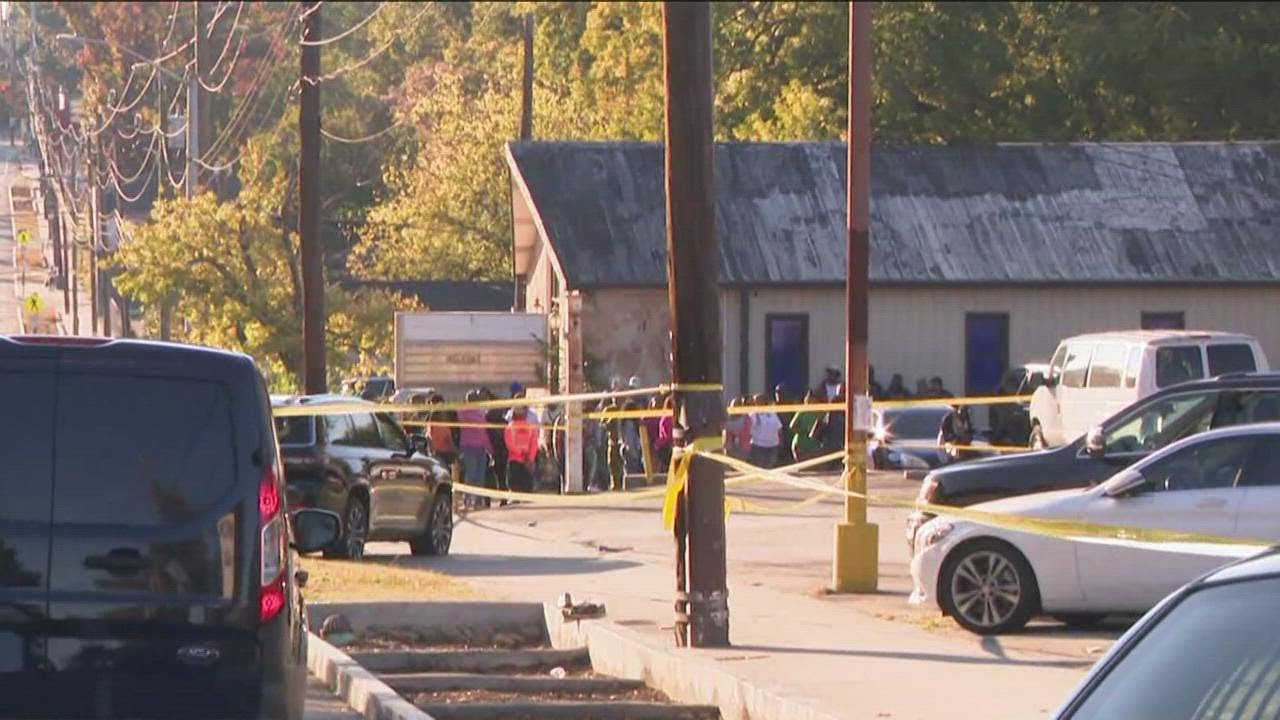 Man killed in northwest Atlanta shopping plaza, APD says - YouTube