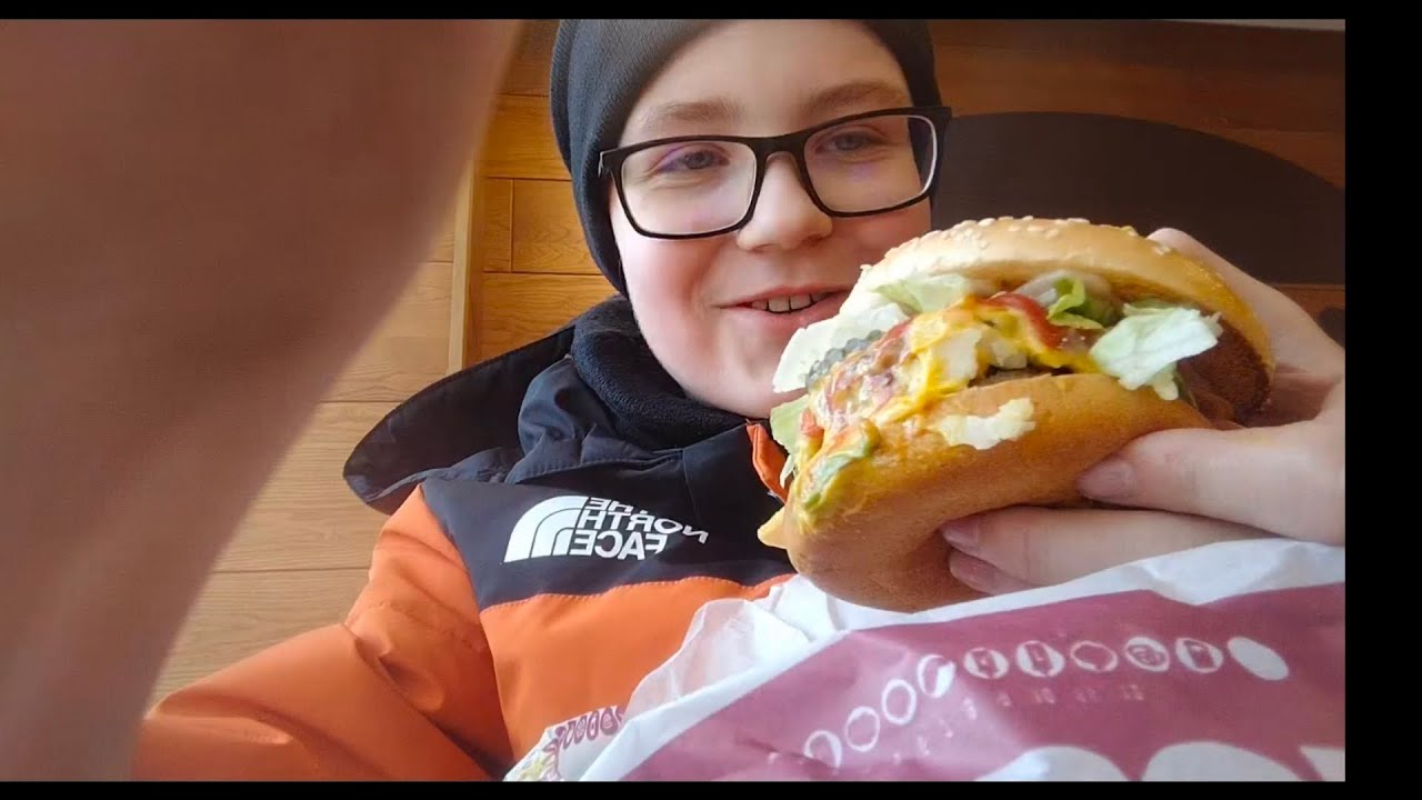 самый большой гамбургер в моей жизни - YouTube