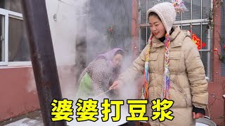 老妈给婆婆送了一台豆浆机，婆婆学着打豆浆给家人喝。结婚2年多和婆婆处的越来越像母女！！